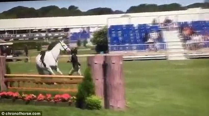 Πάμπλουτη κληρονόμος… κλωτσάει το άλογό της σε επίδειξη επειδή την έριξε κάτω (βίντεο)